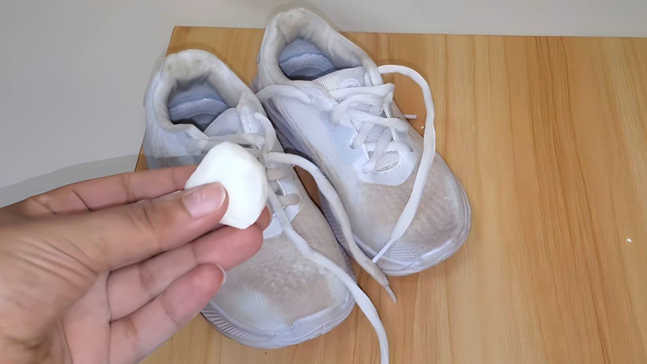 Schmutzflecken auf Stoffschuhen: nur mit dieser Zutat wird man sie los