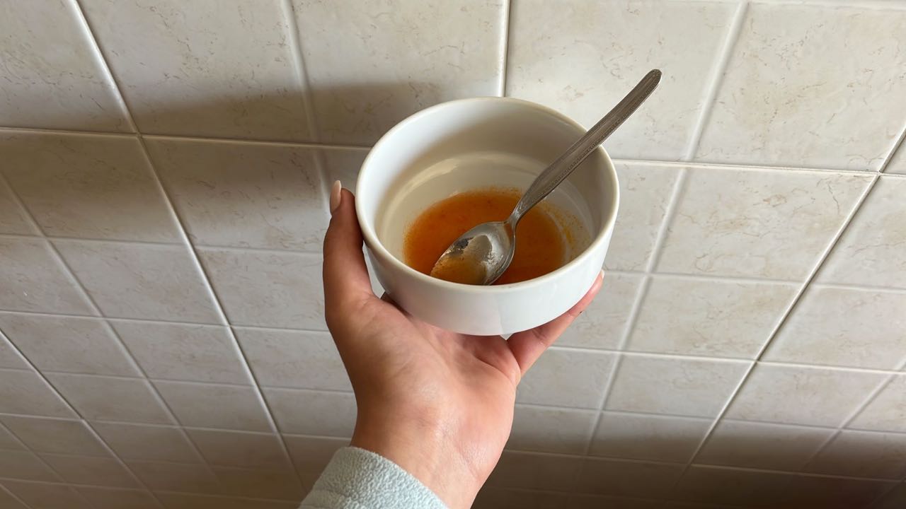 Gelbe Zähne, die natürliche Methode, um sie aufzuhellen: alles, was Sie brauchen, sind diese 2 Zutaten