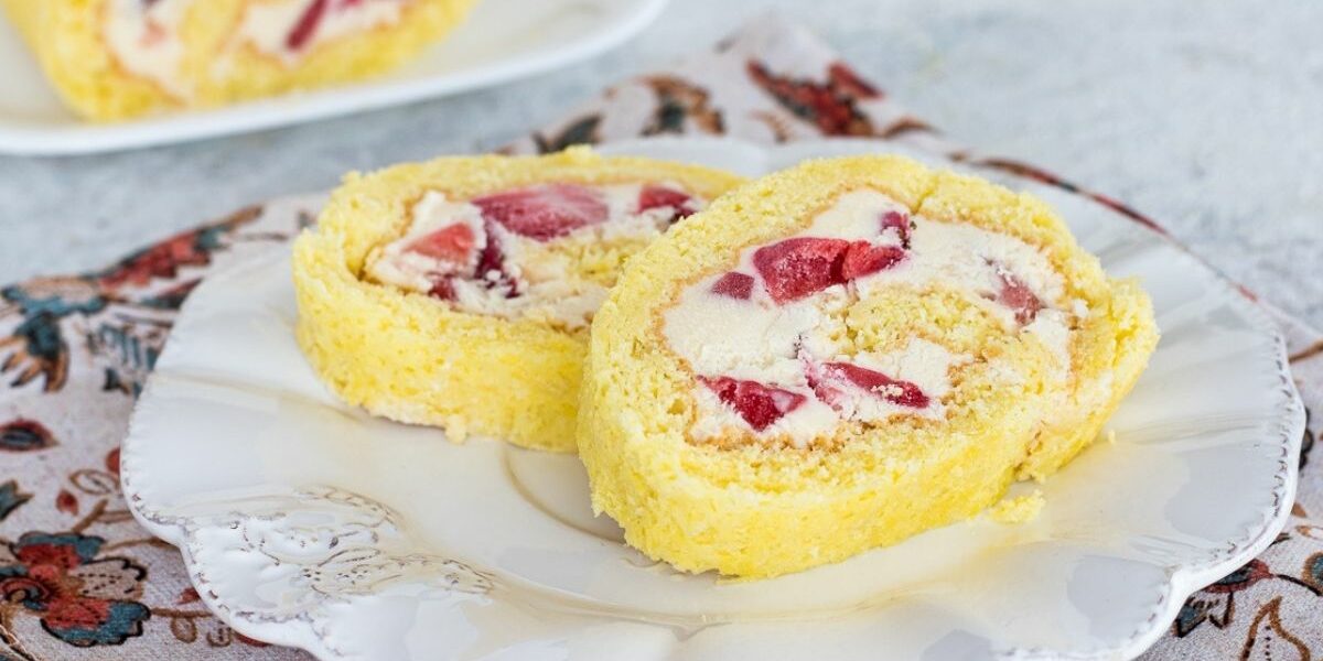 Rollkuchen mit Erdbeeren und Mascarpone köstliches Dessert einfach ...