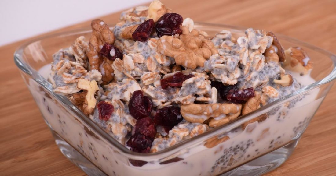 Hafer-Chia-Samen-Frühstück, das den Stoffwechsel ankurbelt und Fett verbrennt