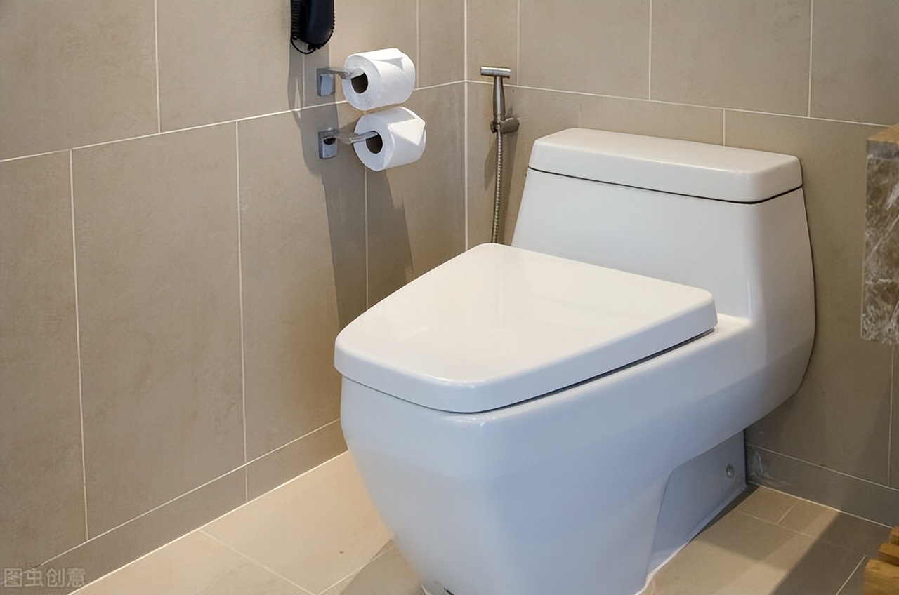 Des taches jaunes sur les toilettes ? 3 astuces, rendre les toilettes aussi propres que neuves