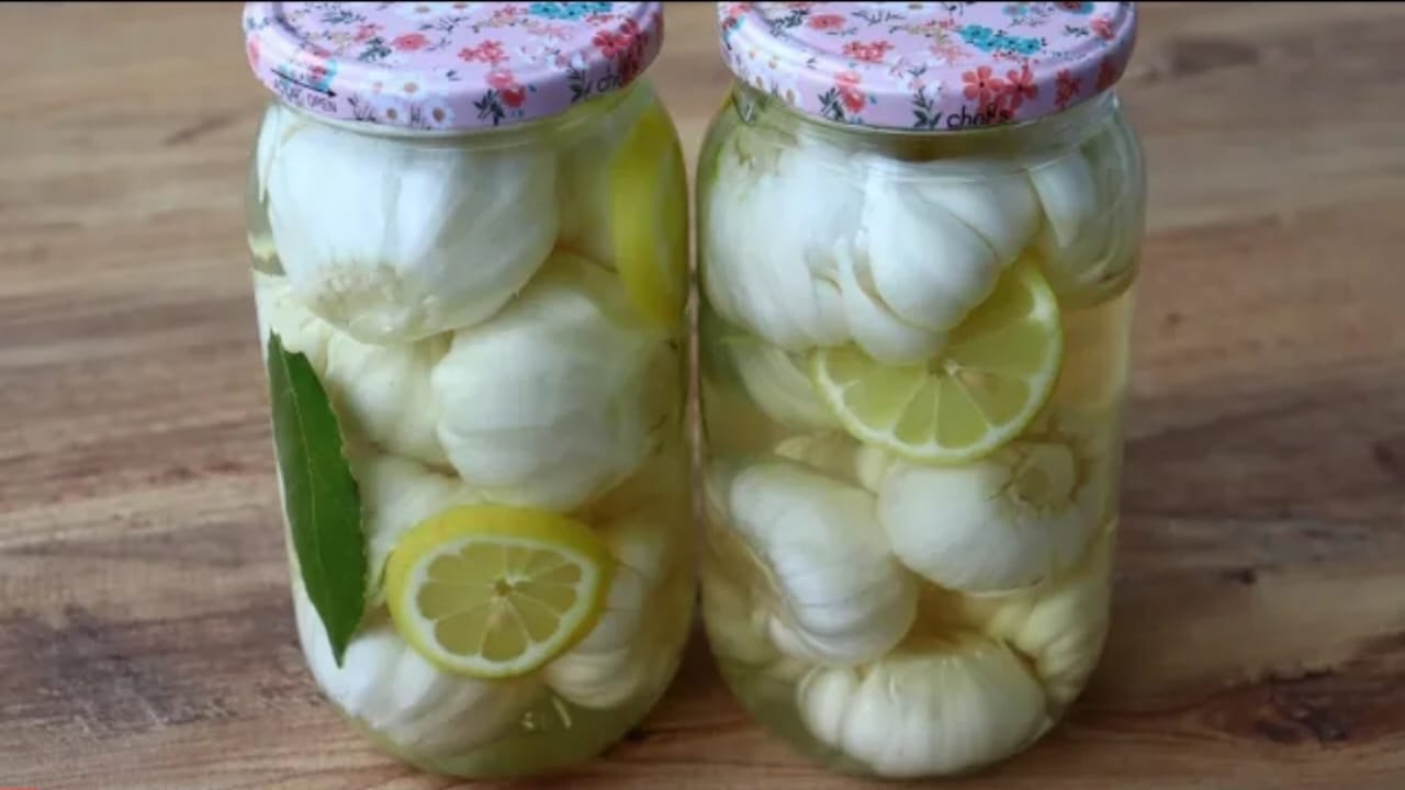 1 citron et gousses d’ail dans un pot : résout un problème hivernal courant