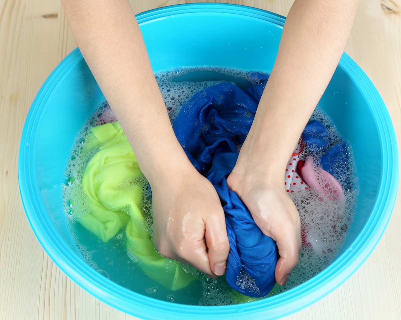 Vous utilisez un détergent liquide ou en poudre ? L’erreur à éviter pour avoir des vêtements propres