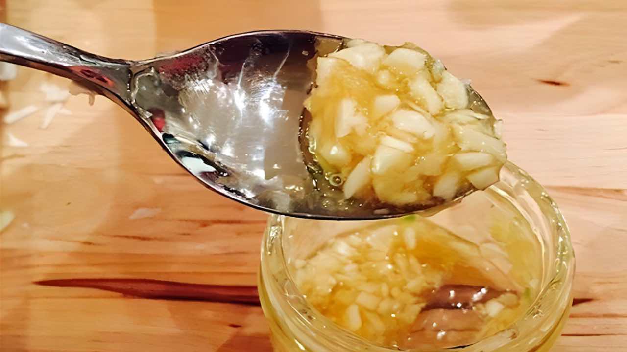 Si vous mangez de l’ail et du miel à jeun pendant 7 jours, voici ce qui arrive à votre corps