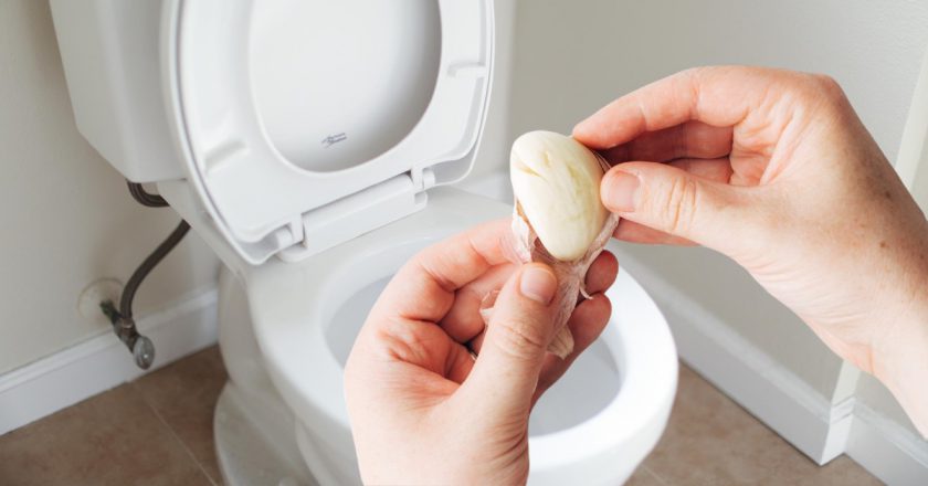 Pourquoi jeter de l’ail dans les toilettes avant de se coucher