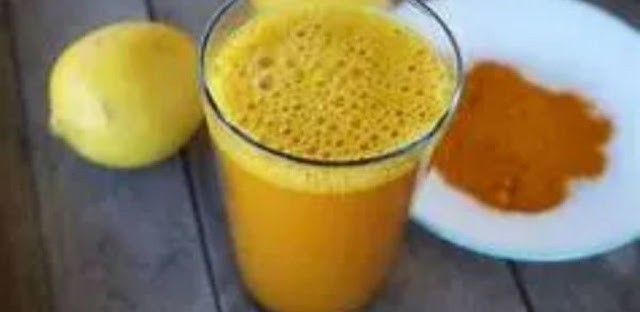 Il boit de l’eau avec du curcuma et du citron tous les matins pendant une semaine.