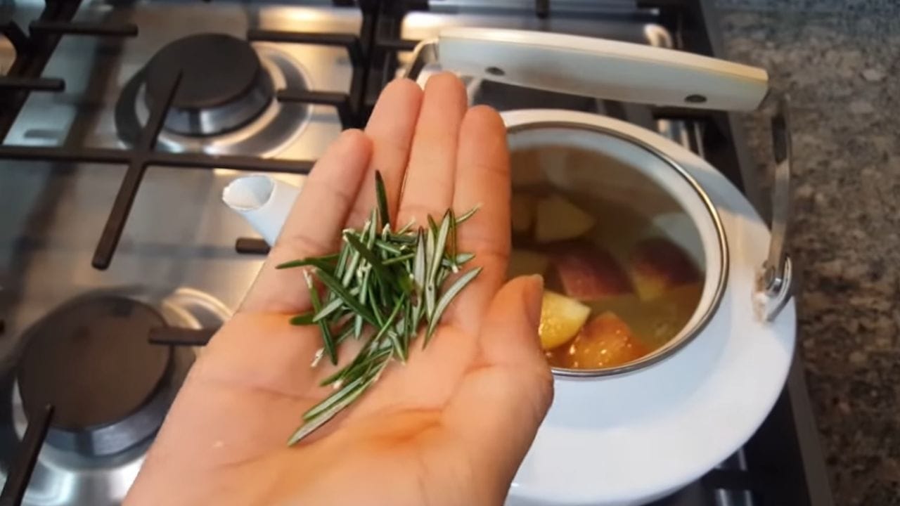 Mettez la pomme et le romarin à bouillir, ce qui se passe à seulement 15 minutes d’intervalle