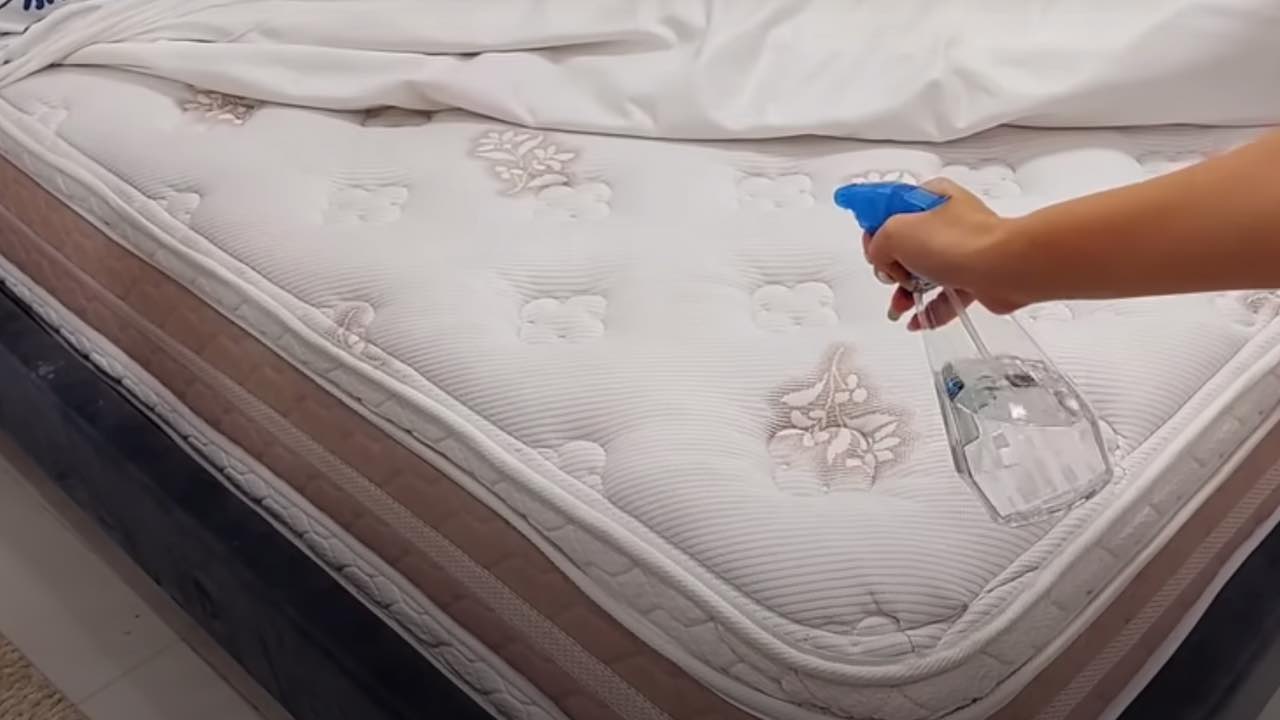 Vaporisez l’alcool sur le matelas, après 10 secondes vous remarquerez immédiatement les résultats inattendus