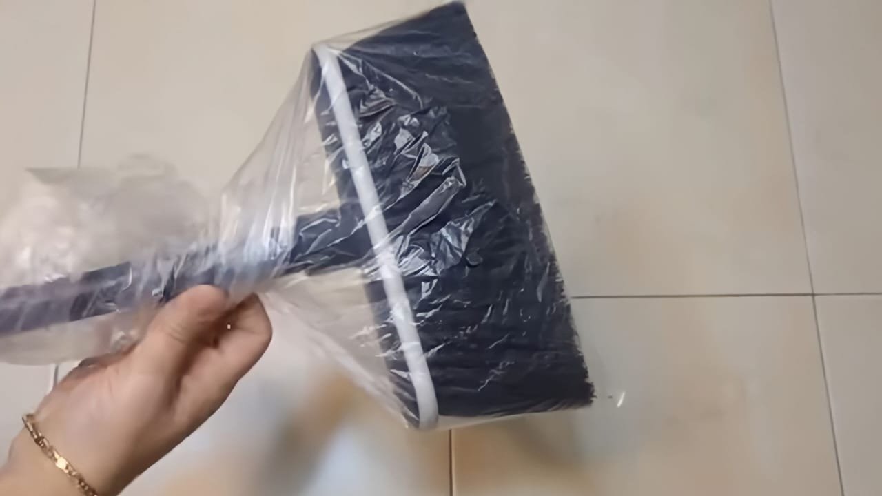 Mettez 1 sac plastique dans le balai : le sol ne sera plus jamais le même