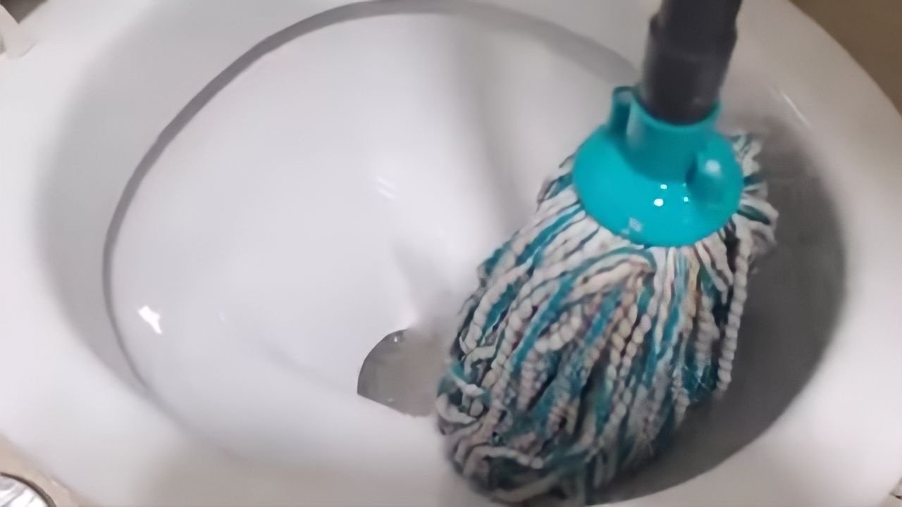Mettre un chiffon dans les toilettes, l’astuce des plombiers méconnue de beaucoup