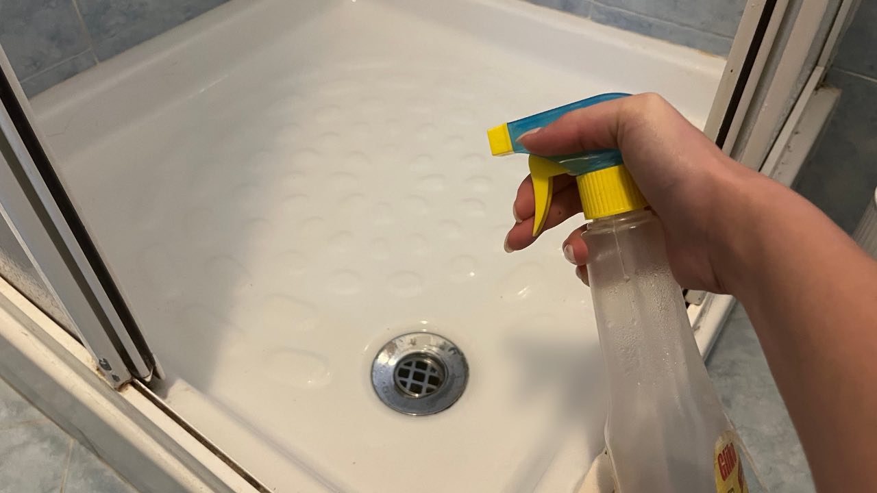 Dieses kraftvolle natürliche Mittel reinigt das ganze Badezimmer mühelos.