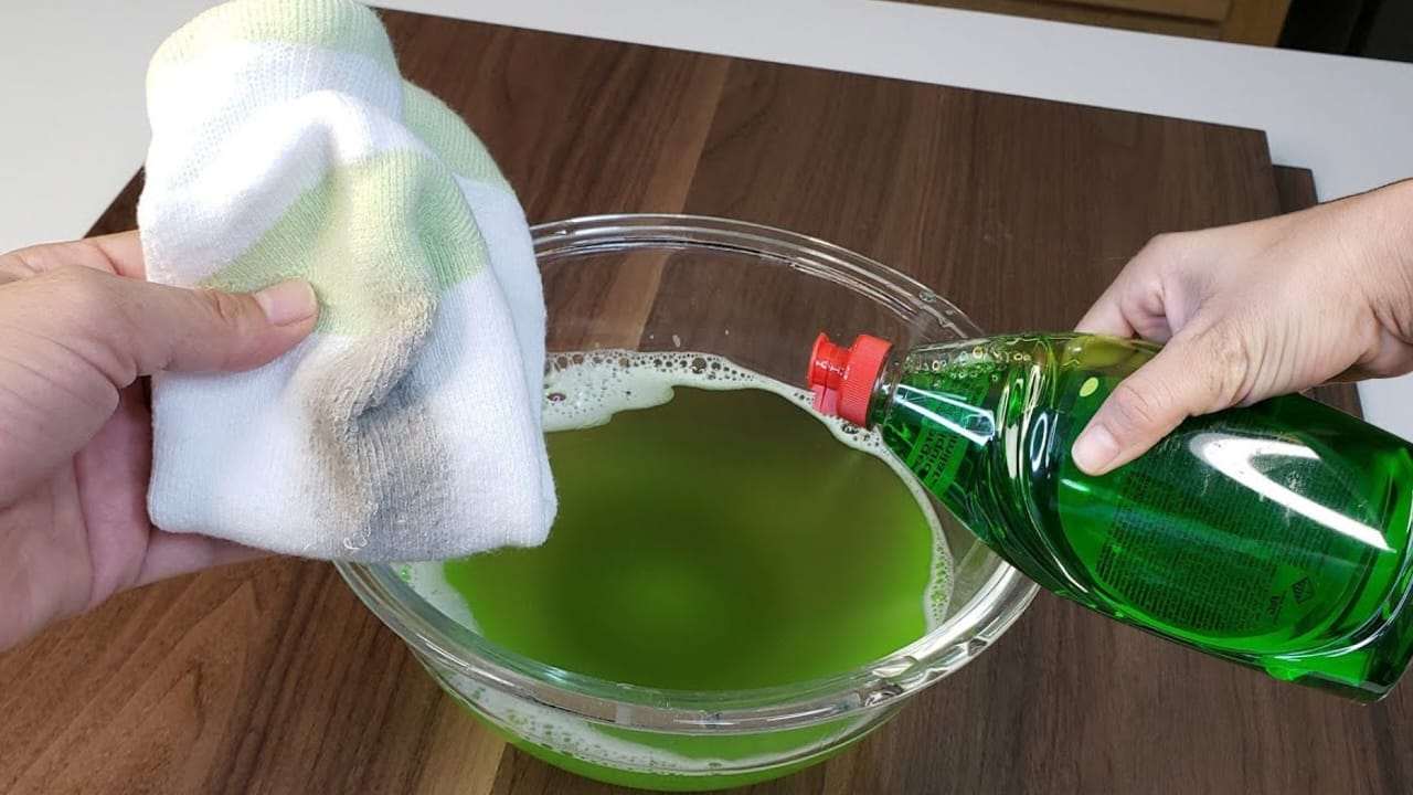 Utilisez ce remède maison et toutes les taches de saleté de vos chaussettes disparaîtront immédiatement