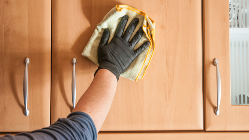 Entfetten Sie die Holzmöbel Ihrer Küche