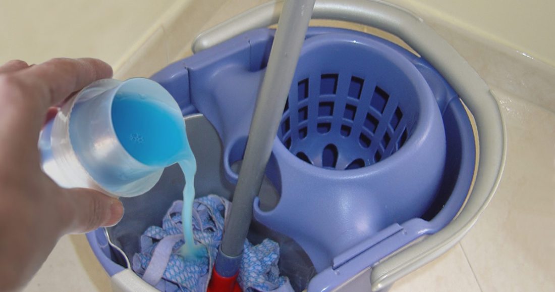 Trick mit Weichspüler und Essig, um selbst den mattesten Boden zum Glänzen zu bringen