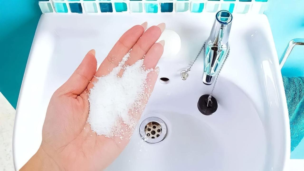 Zucker, denn man muss vor dem Schlafengehen eine Handvoll in das Waschbecken werfen