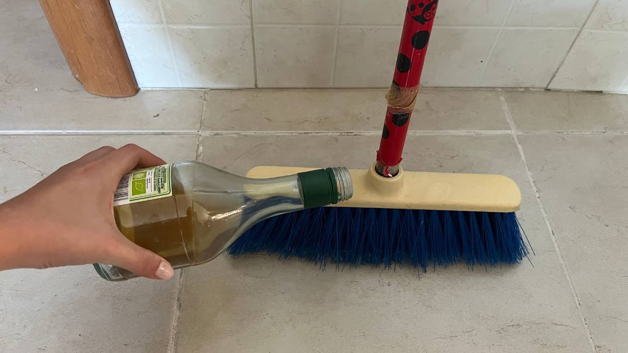 Weißweinessig auf dem Wischmopp zum Reinigen – der Boden wird nie wieder derselbe sein