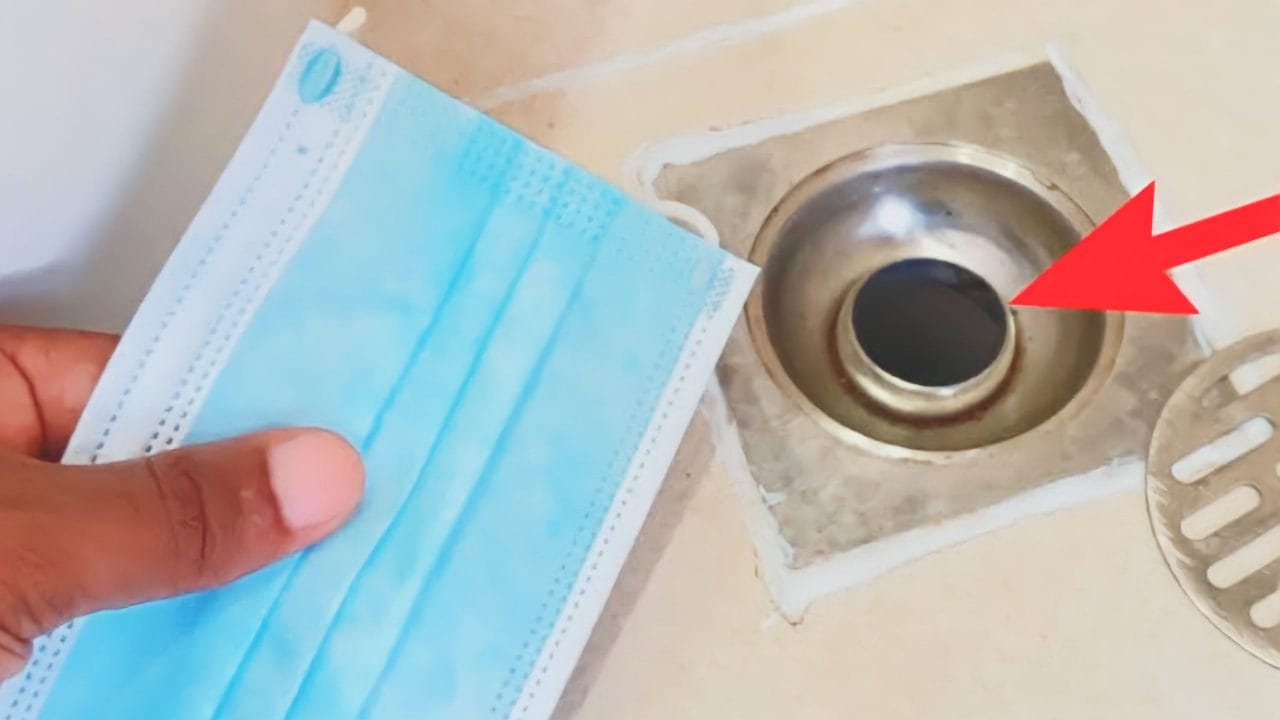 Legen Sie eine Maske in den Abfluss, nach wenigen Sekunden werden Sie überrascht sein