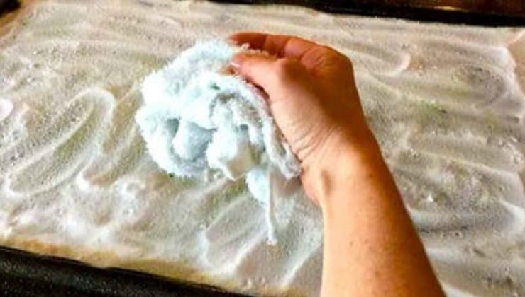 Wie man die Ofenscheibe perfekt reinigt, ohne sie auszubauen: damit sie wie neu wird