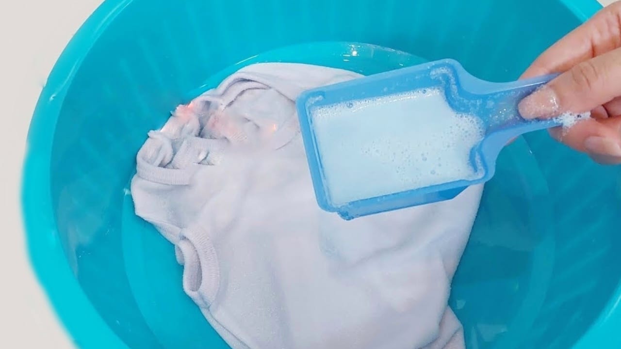 Aber welches Bleichmittel oder Essig macht wirklich alle Ihre Kleidungsstücke weiß: keine Flecken mehr