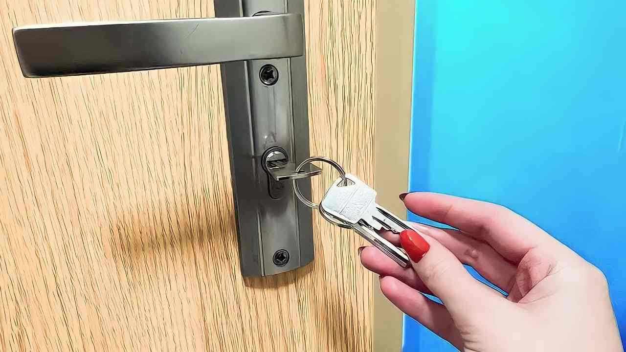 Deshalb ist es ein sehr großer Fehler, die Schlüssel nachts an der Tür stecken zu lassen