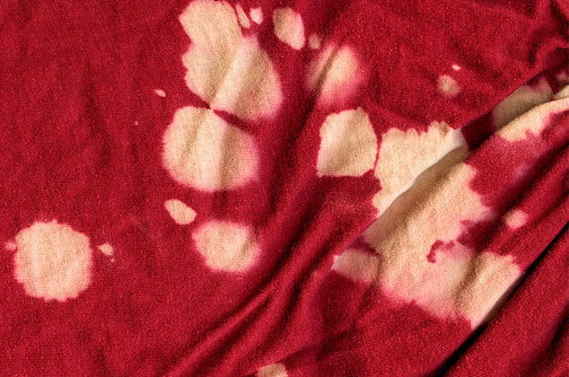 Wie man ChlORflecken auf Kleidung Schritt für Schritt entfernt