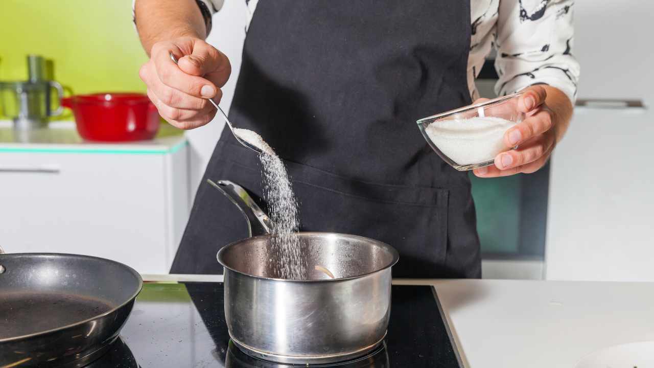 Er gibt den Zucker in den Topf – was Sie gleich sehen werden, ist überraschend: Was passiert und warum.