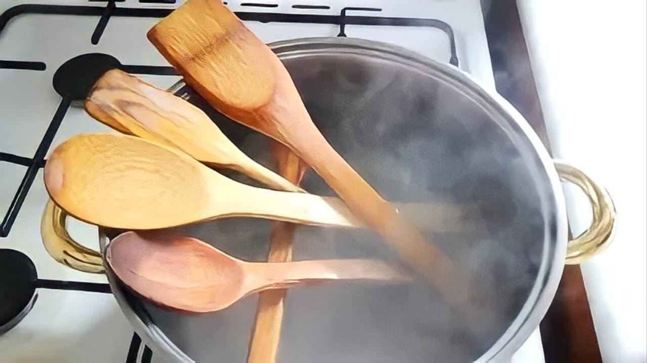 Holzlöffel voller Bakterien und Keime: Wie man sie natürlich desinfiziert