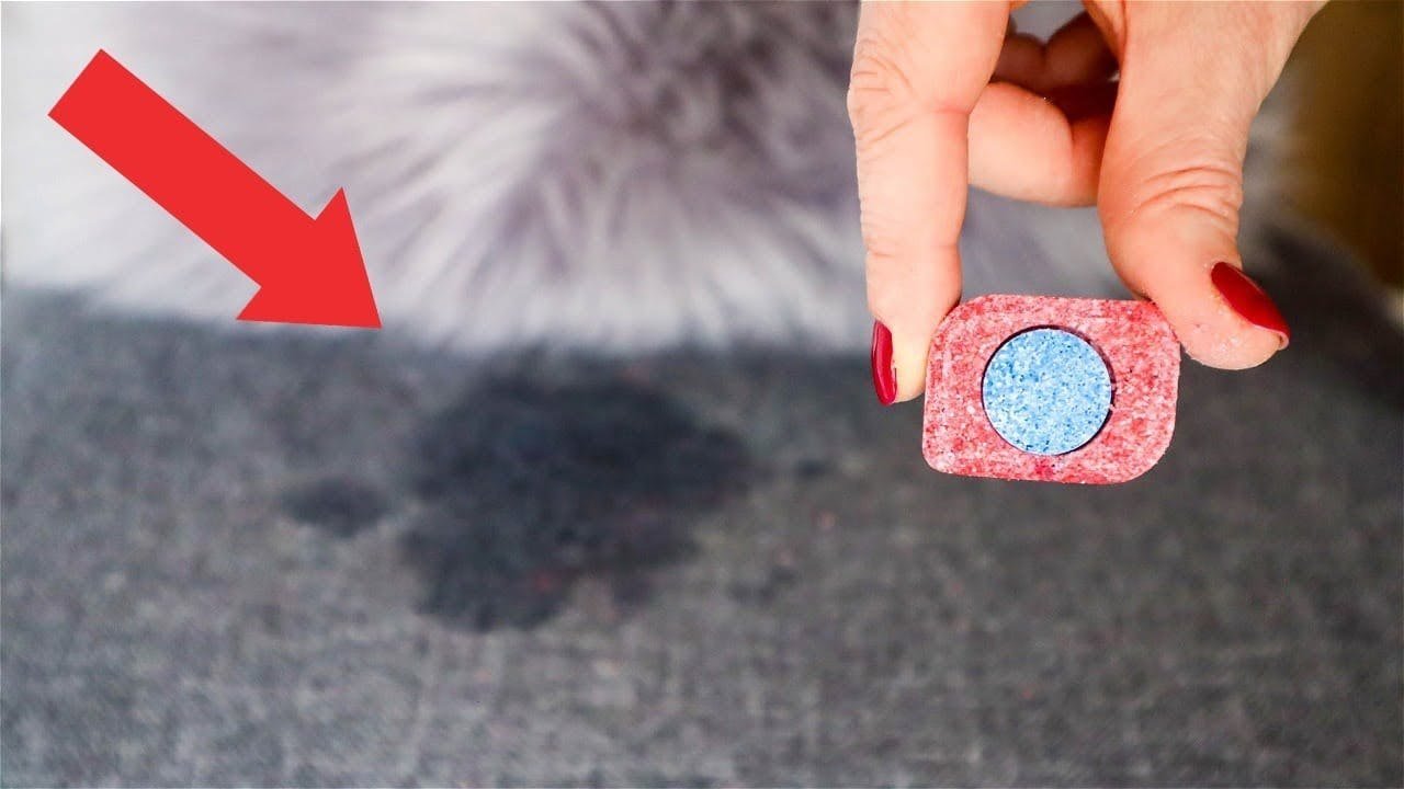 Wie man mühelos unentfernbaren Flecken und Rändern auf Möbeln entfernt