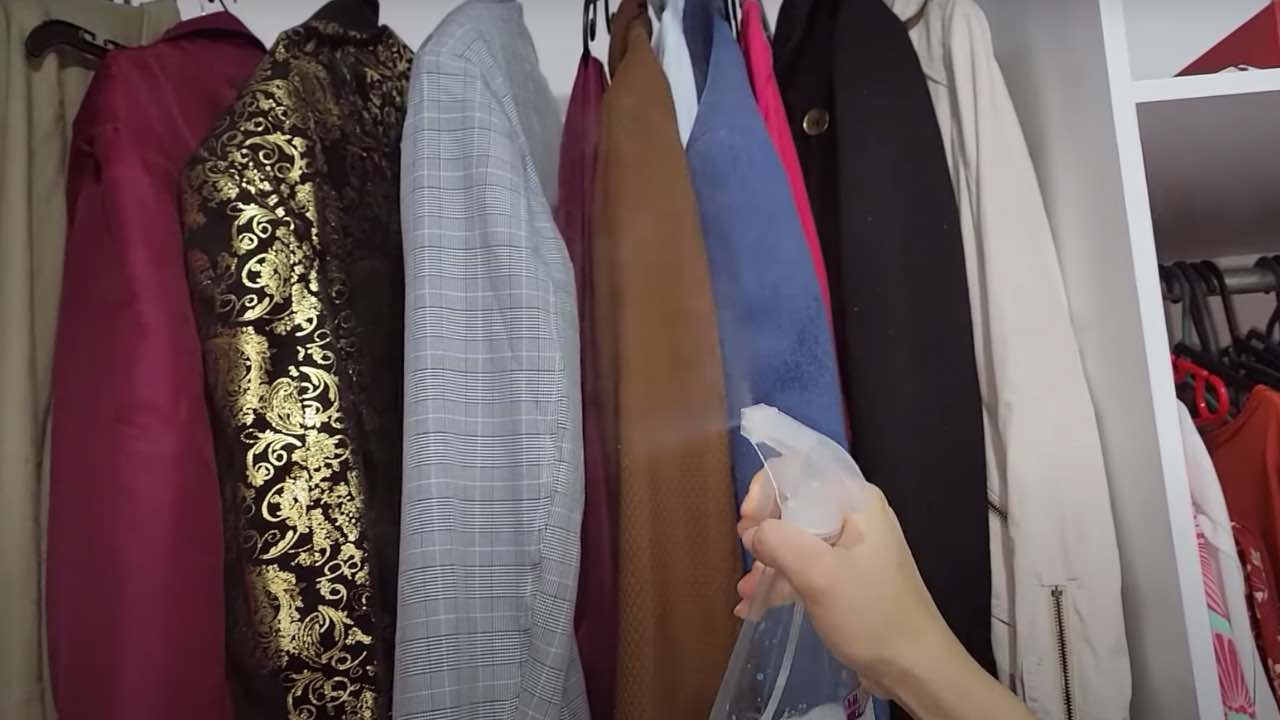 Wie man den muffigen Geruch und die Feuchtigkeit im Schrank beseitigt: Sie werden den Unterschied sofort bemerken