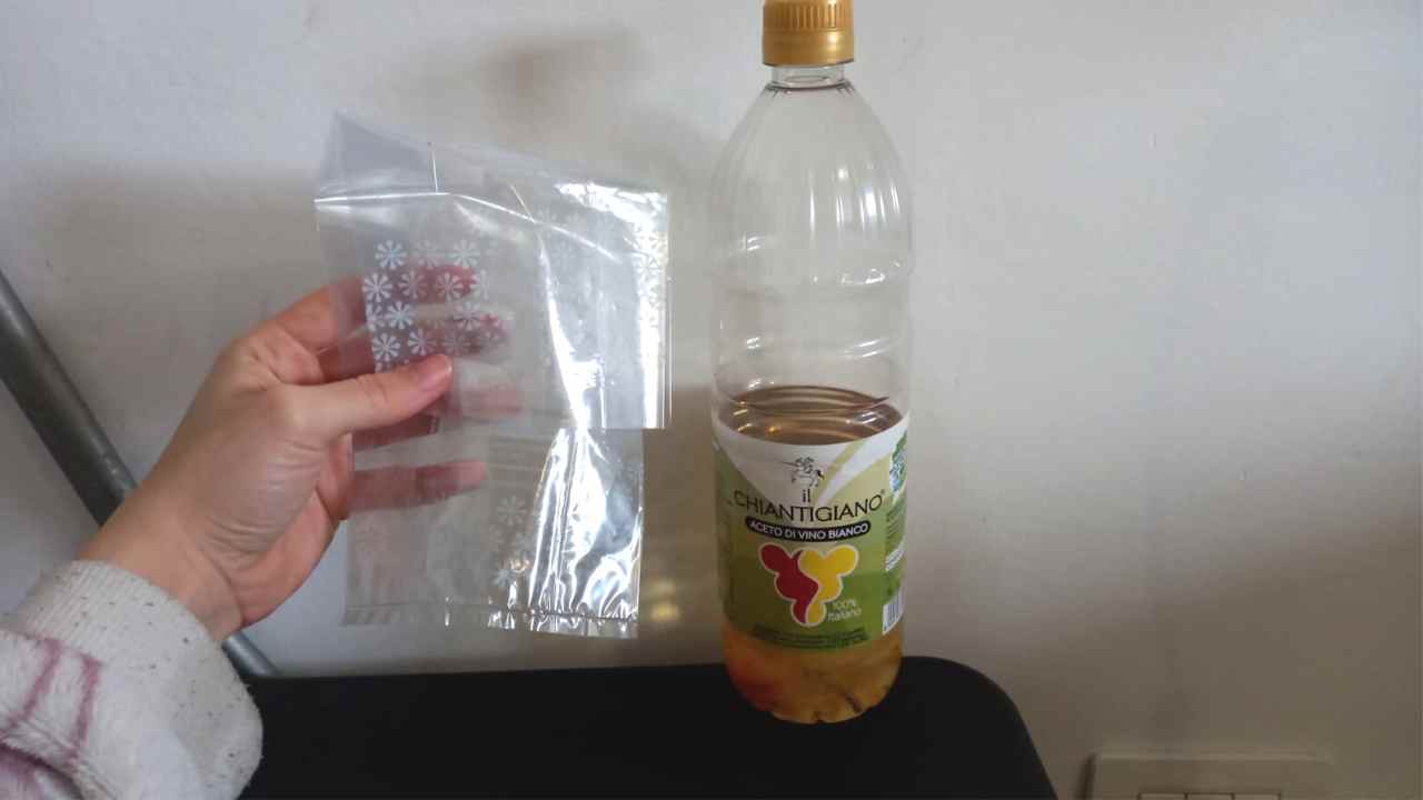 Füllen Sie eine Tüte voller Essig, alle Frauen im Haus machen es.