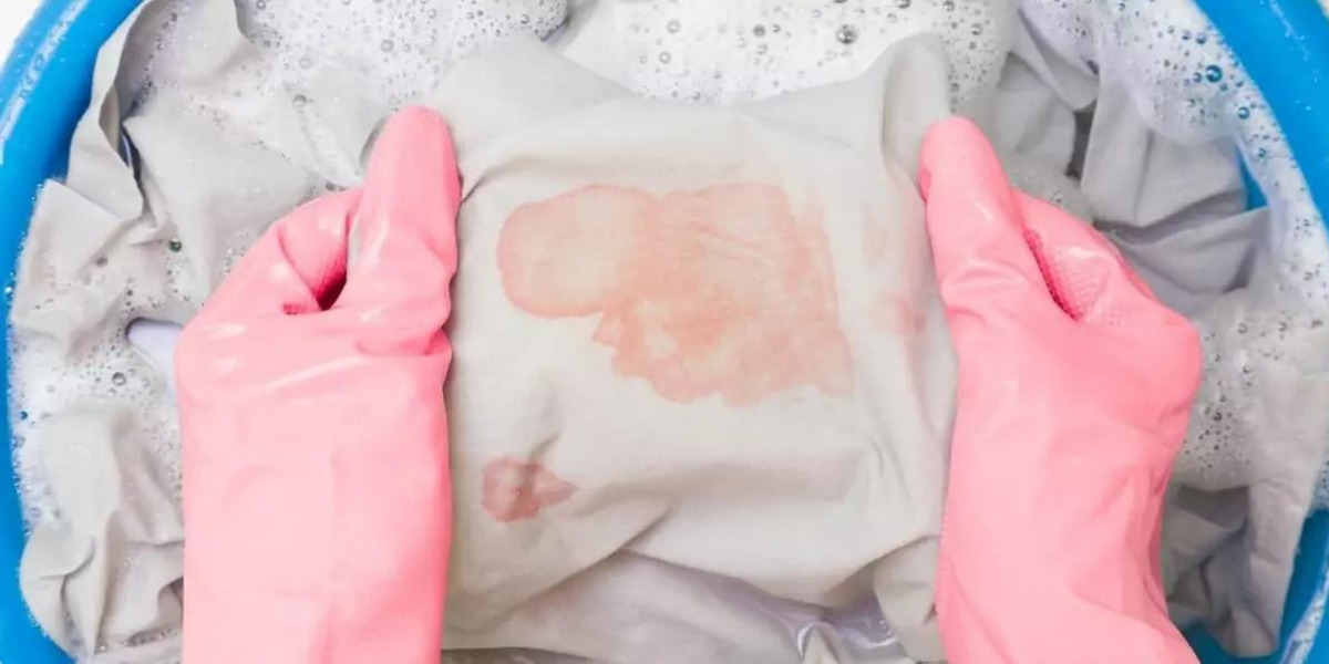 Flecken aus Kleidung entfernen ohne Reiben und ohne Bleichmittel