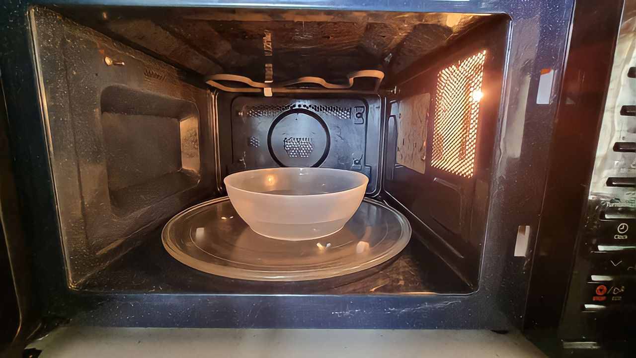 Wie man eine makellose Mikrowelle bekommt, ohne zu schrubben oder einen Finger zu rühren