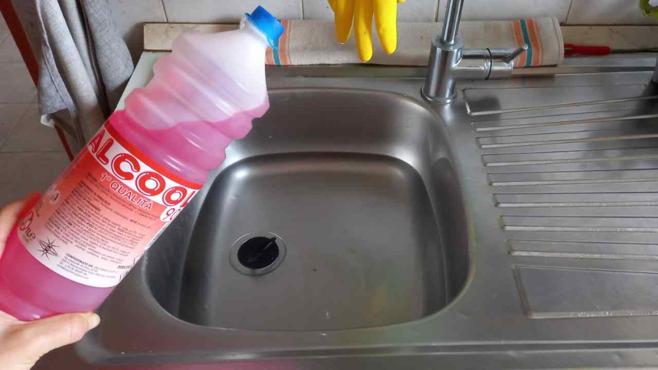 Mischen Sie Alkohol mit heißem Wasser, sparen Sie viel: Das Geheimnis unserer Großmütter