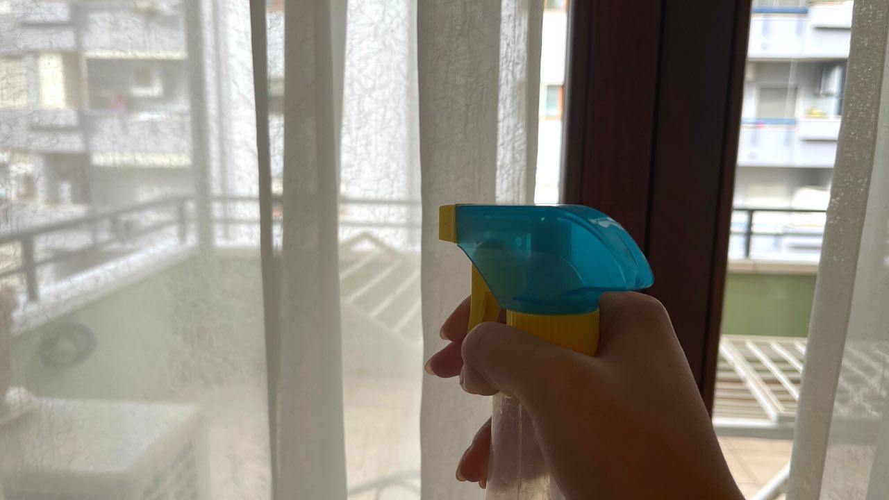 Vaporisez-le sur les rideaux et vous parfumerez toute la maison : même les voisins le sentiront