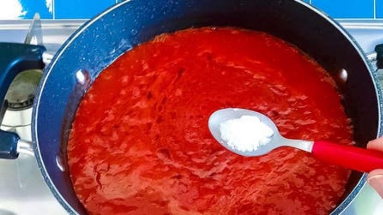 Geben Sie Natron in die Tomatensoße, das ist das Geheimnis des Küchenchefs: Was passiert dann?