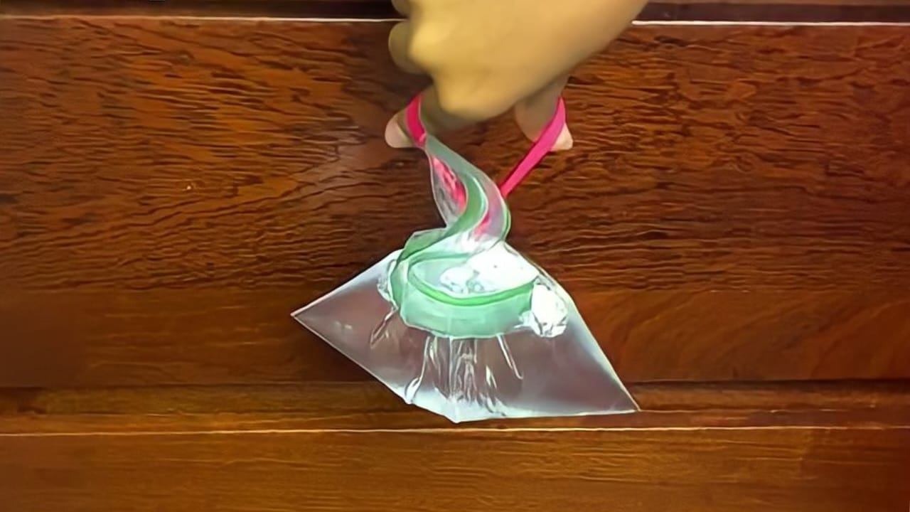 Accrocher une poche d’eau dans les tiroirs de la cuisine : voilà la motivation