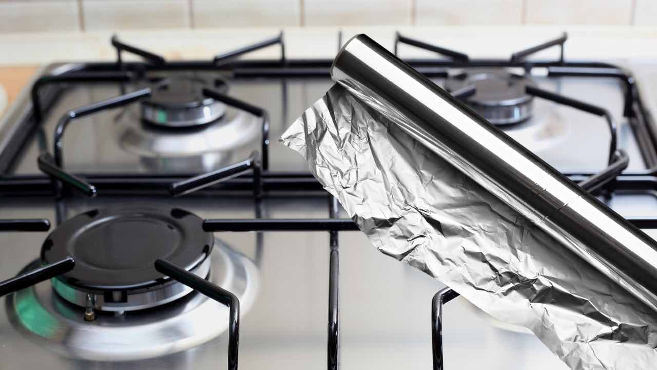 Papier d’aluminium sur la cuisinière dans la cuisine, car presque tout le monde le fait