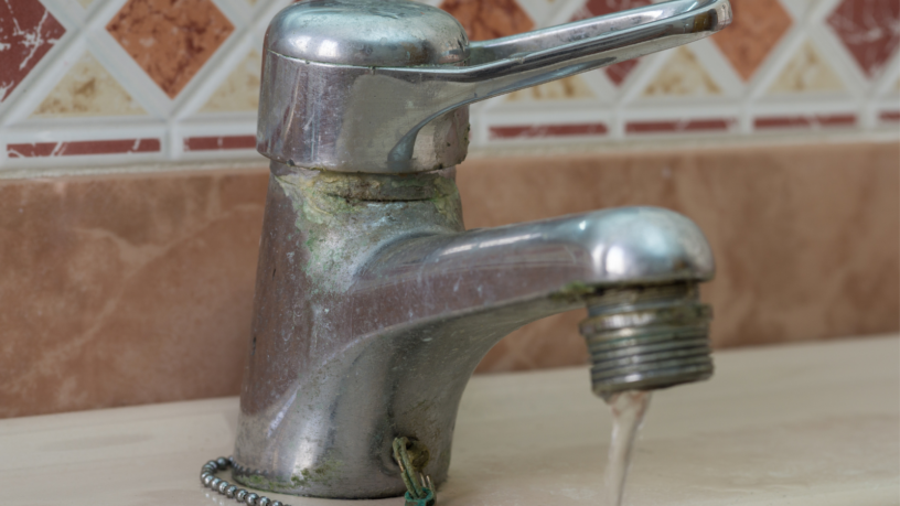 4 astuces pour éliminer le calcaire des robinets et autres surfaces