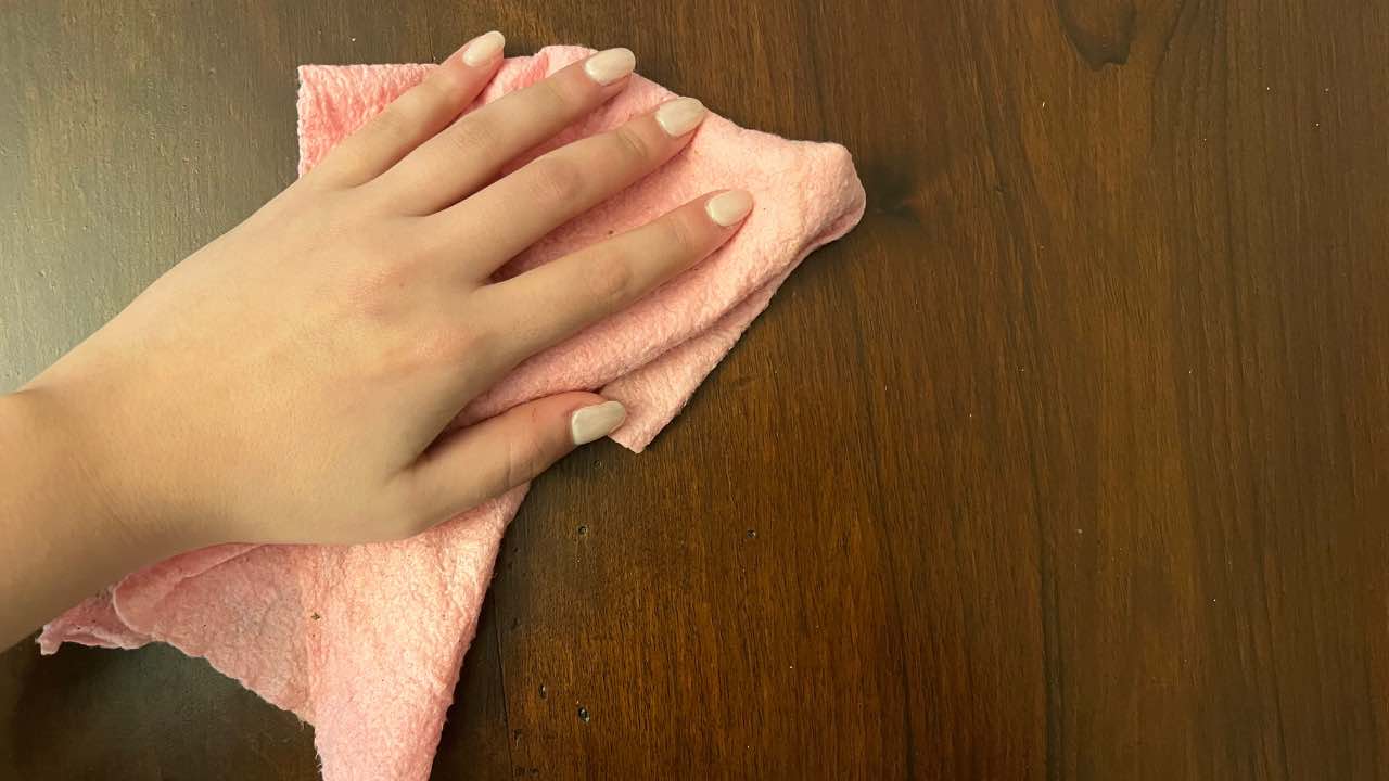 Er poliert alle matten Holzmöbel: 10-mal widerstandsfähiger als Bienenwachs