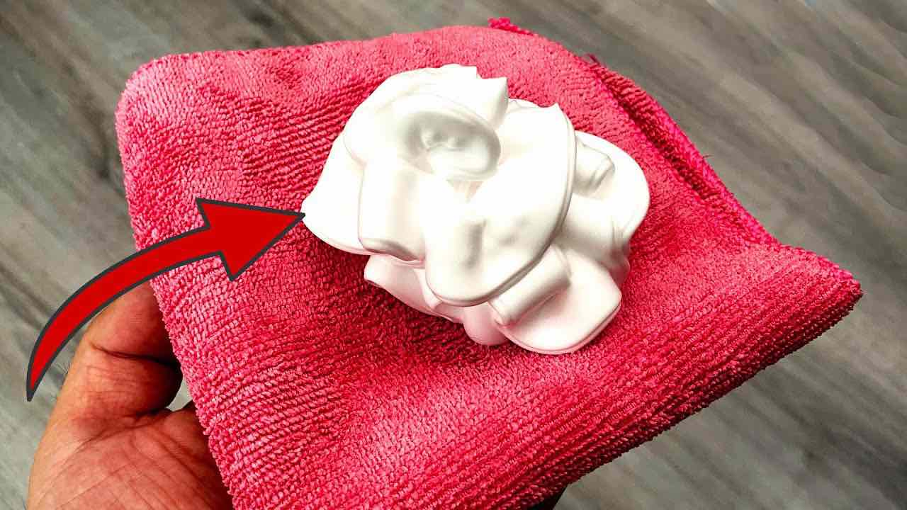 Cela élimine toutes les taches grasses de vos vêtements – plus efficace que l’eau de Javel