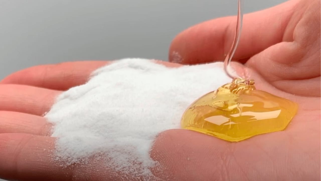 Mélangez du miel et du bicarbonate de soude, vous découvrirez pourquoi plus tard : très précieux s’il est utilisé comme ça