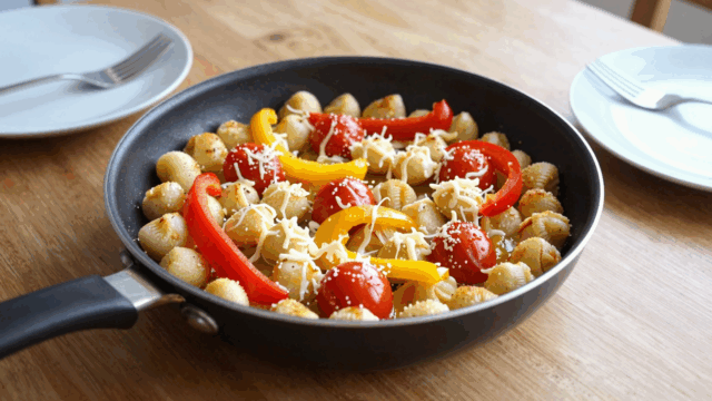 Gnocchi-Pfanne mit Paprikastreifen, Kirschtomaten und geschmolzenem Käse