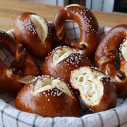 Korb mit frisch gebackenen Laugenbrötchen mit grobem Salz