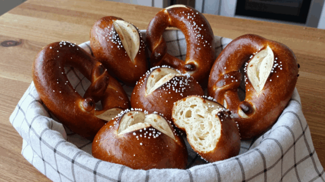 Korb mit frisch gebackenen Laugenbrötchen mit grobem Salz