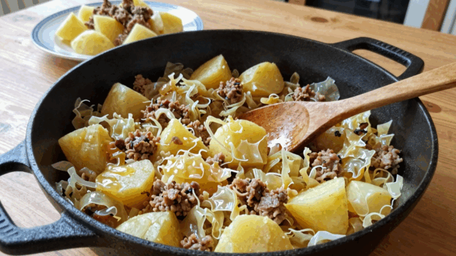 Große Pfanne mit geschmortem Weißkohl, Hackfleisch und Kartoffelwürfeln