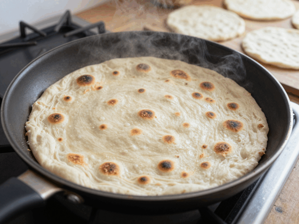 Fladenbrot bläht sich in der trockenen Pfanne auf