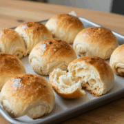 Zwölf goldbraune Milchbrötchen frisch vom Blech