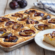 Pflaumenkuchen vom Blech auf Quark-Öl-Teig, in Stücke geschnitten und mit Zimtzucker bestreut