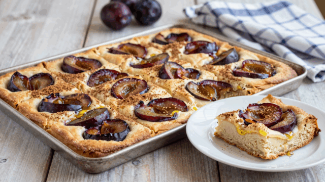 Pflaumenkuchen vom Blech auf Quark-Öl-Teig, in Stücke geschnitten und mit Zimtzucker bestreut