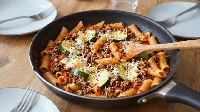 Nudelpfanne mit Hackfleisch, geraspelter Zucchini und geschmolzenem Käse